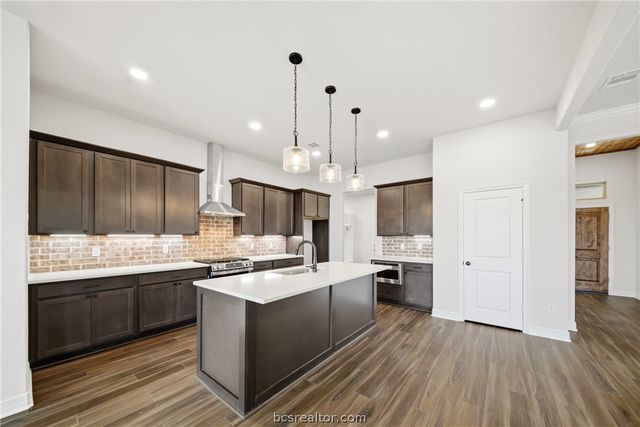 105 Court-Side Drive, Snook, TX 77878