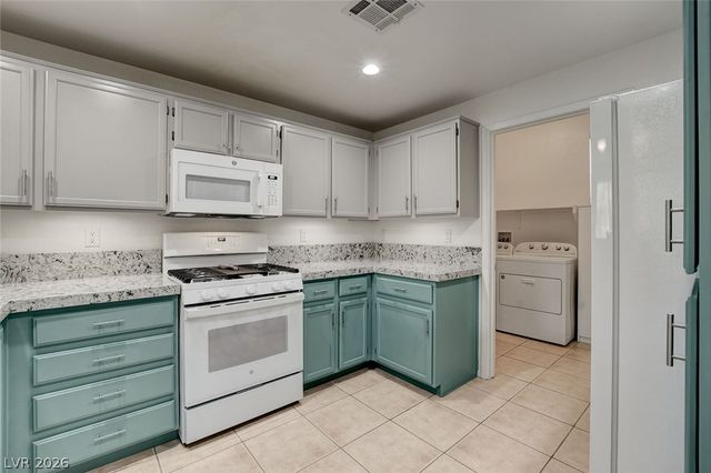 10190 Deerfield Beach Avenue 102, Las Vegas, NV 89129