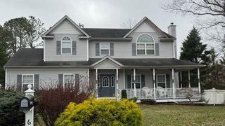 6 Donnelly Court, Manorville, NY 11949