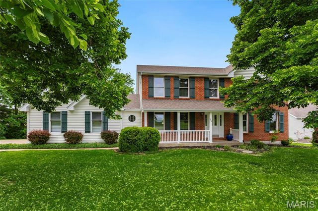 1104 S Charlemagne Drive, Lake St Louis, MO 63367