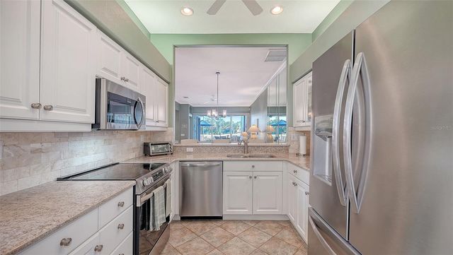 9447 FOREST HILLS CIRCLE, Sarasota, FL 34238