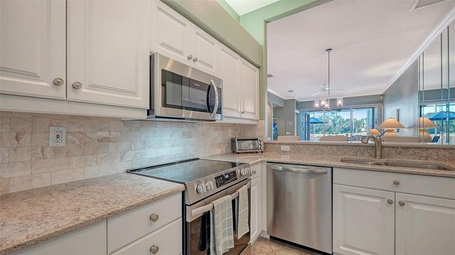 9447 FOREST HILLS CIRCLE, Sarasota, FL 34238