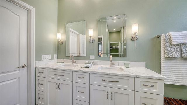 9447 FOREST HILLS CIRCLE, Sarasota, FL 34238