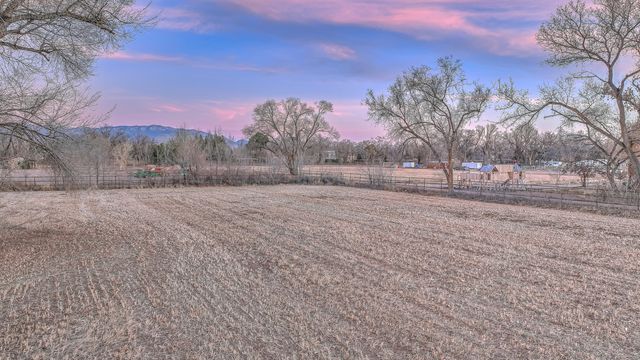916 Chamisal Road NW, Albuquerque, NM 87107