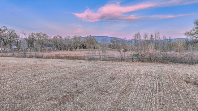 916 Chamisal Road NW, Albuquerque, NM 87107