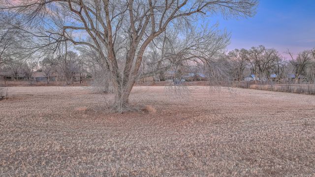 916 Chamisal Road NW, Albuquerque, NM 87107