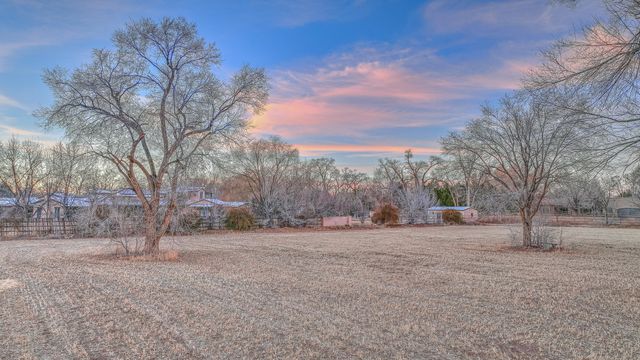 916 Chamisal Road NW, Albuquerque, NM 87107
