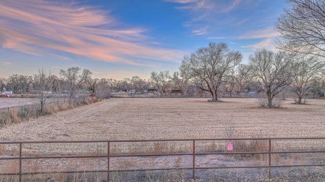 916 Chamisal Road NW, Albuquerque, NM 87107