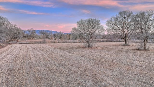 916 Chamisal Road NW, Albuquerque, NM 87107