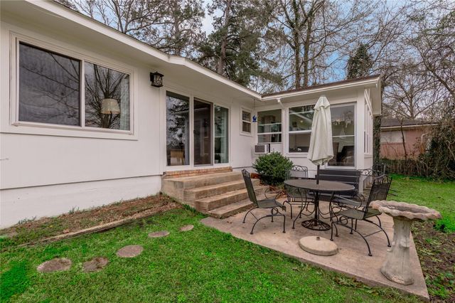 202 Sunset Lake Road, Huntsville, TX 77340