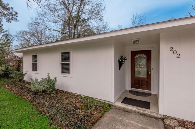 202 Sunset Lake Road, Huntsville, TX 77340