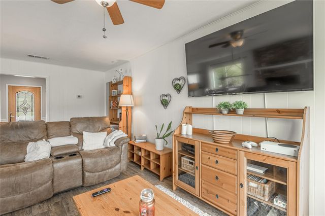 202 Sunset Lake Road, Huntsville, TX 77340