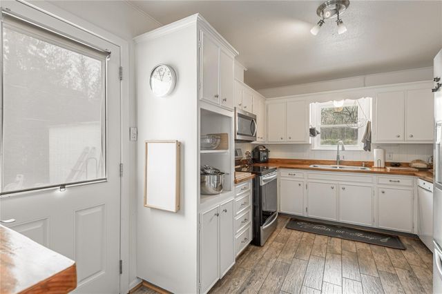 202 Sunset Lake Road, Huntsville, TX 77340