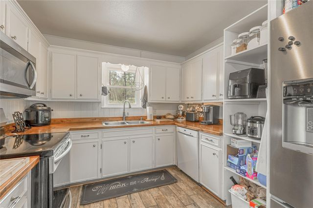 202 Sunset Lake Road, Huntsville, TX 77340