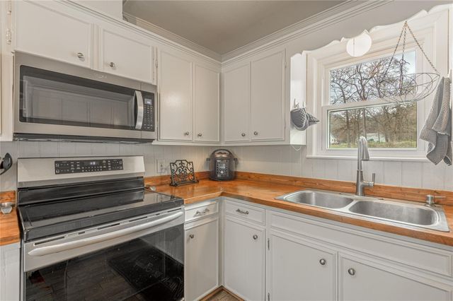 202 Sunset Lake Road, Huntsville, TX 77340