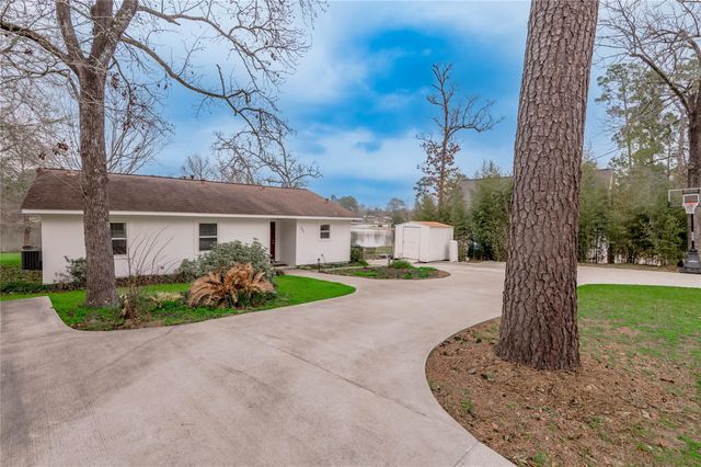 202 Sunset Lake Road, Huntsville, TX 77340