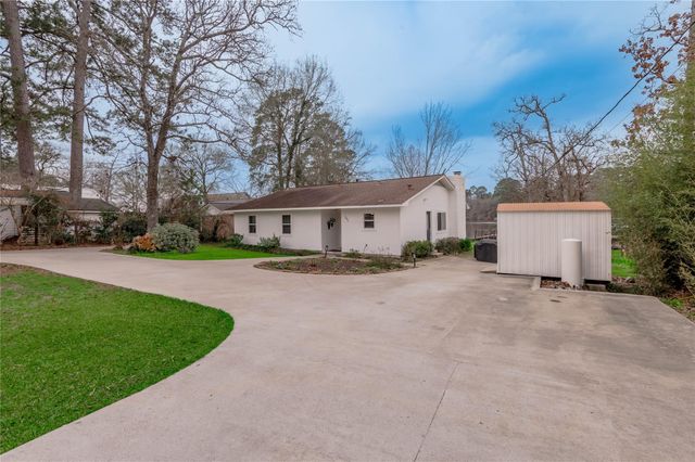 202 Sunset Lake Road, Huntsville, TX 77340