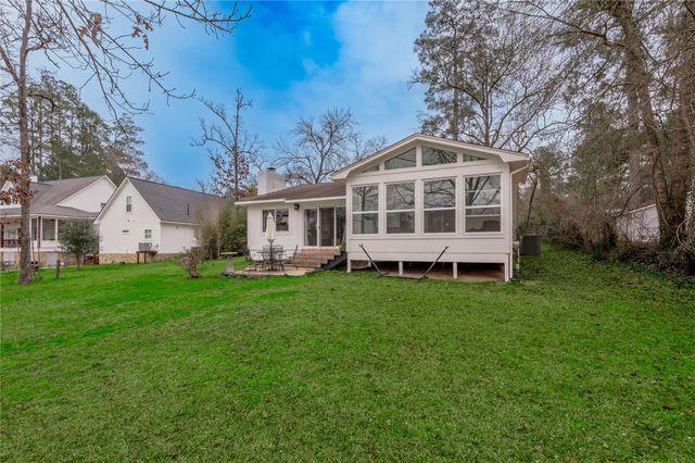 202 Sunset Lake Road, Huntsville, TX 77340