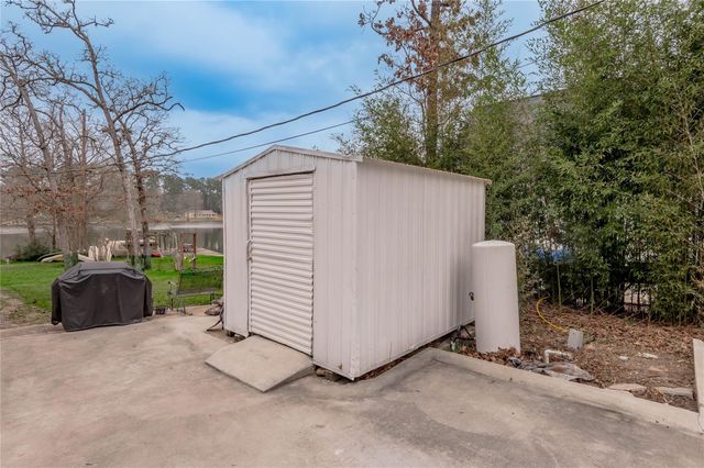 202 Sunset Lake Road, Huntsville, TX 77340