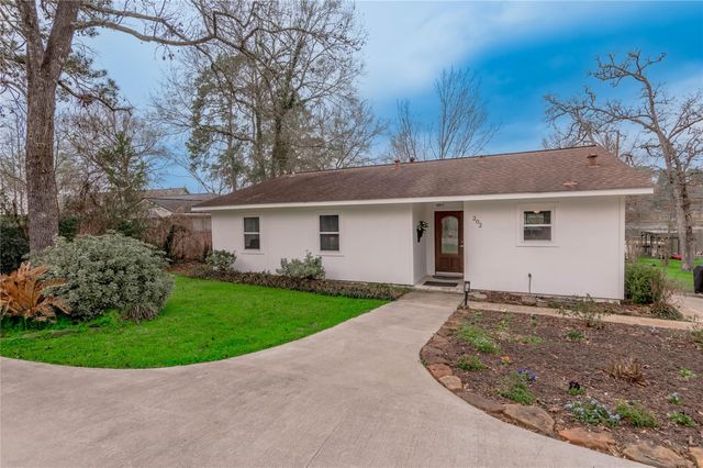 202 Sunset Lake Road, Huntsville, TX 77340