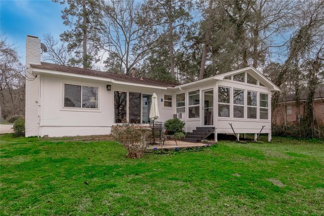 202 Sunset Lake Road, Huntsville, TX 77340