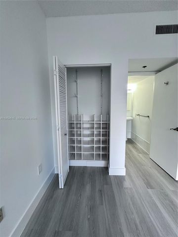 540 Brickell Key Dr 302, Miami, FL 33131