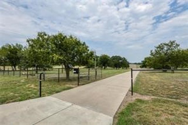 210 Spring Branch Trail N, Springtown, TX 76082