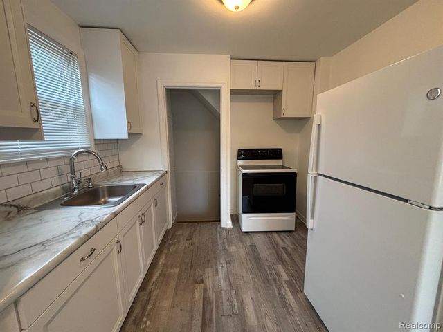 23045 Harding Avenue, Hazel Park, MI 48030