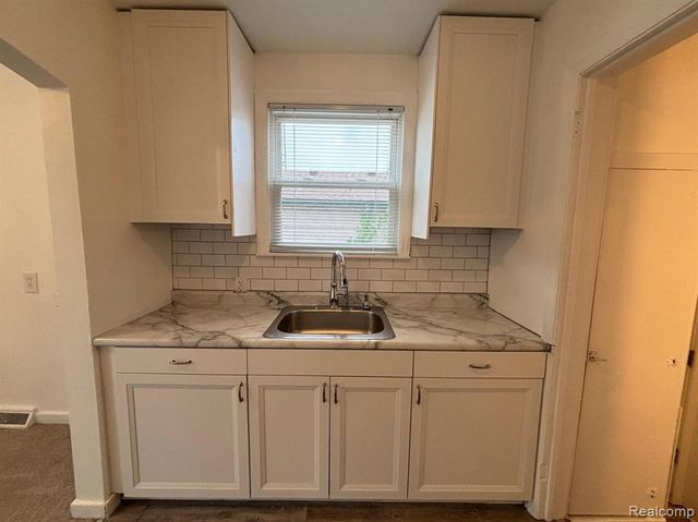 23045 Harding Avenue, Hazel Park, MI 48030