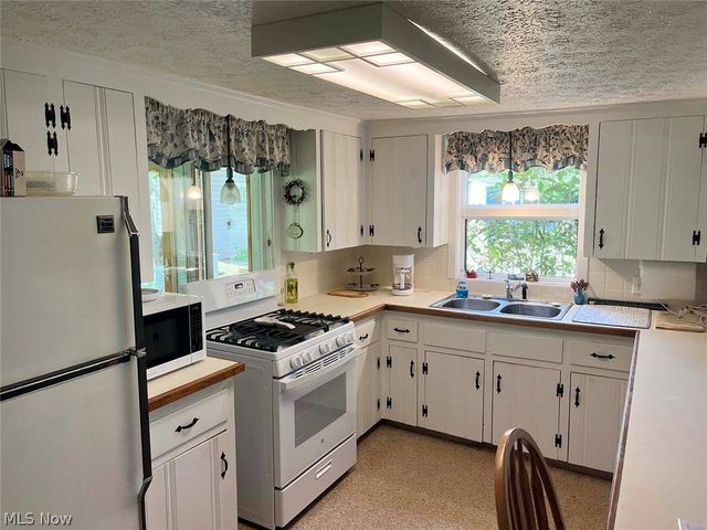 8180 Maple Street SW, Sherrodsville, OH 44675