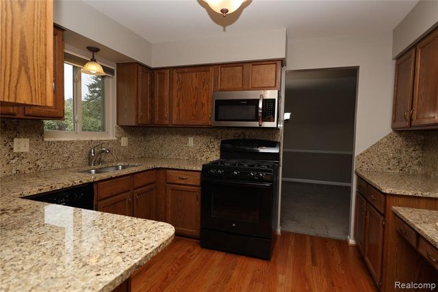 2301 Walnut Lake Road, West Bloomfield, MI 48323