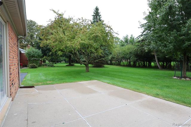 2301 Walnut Lake Road, West Bloomfield, MI 48323