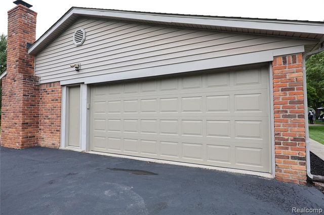 2301 Walnut Lake Road, West Bloomfield, MI 48323