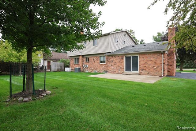 2301 Walnut Lake Road, West Bloomfield, MI 48323