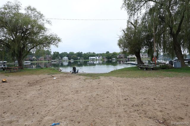 2301 Walnut Lake Road, West Bloomfield, MI 48323