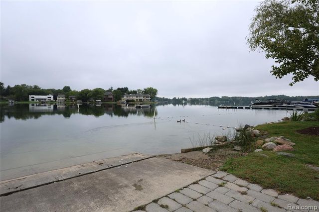 2301 Walnut Lake Road, West Bloomfield, MI 48323