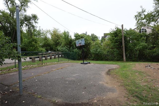 2301 Walnut Lake Road, West Bloomfield, MI 48323