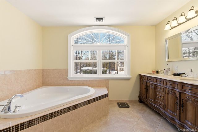 12 Cannon Court, Huntington, NY 11743