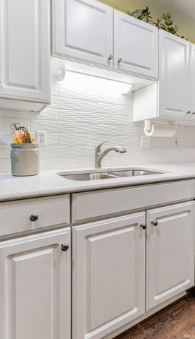8000 River Park Way, Evansville, IN 47715