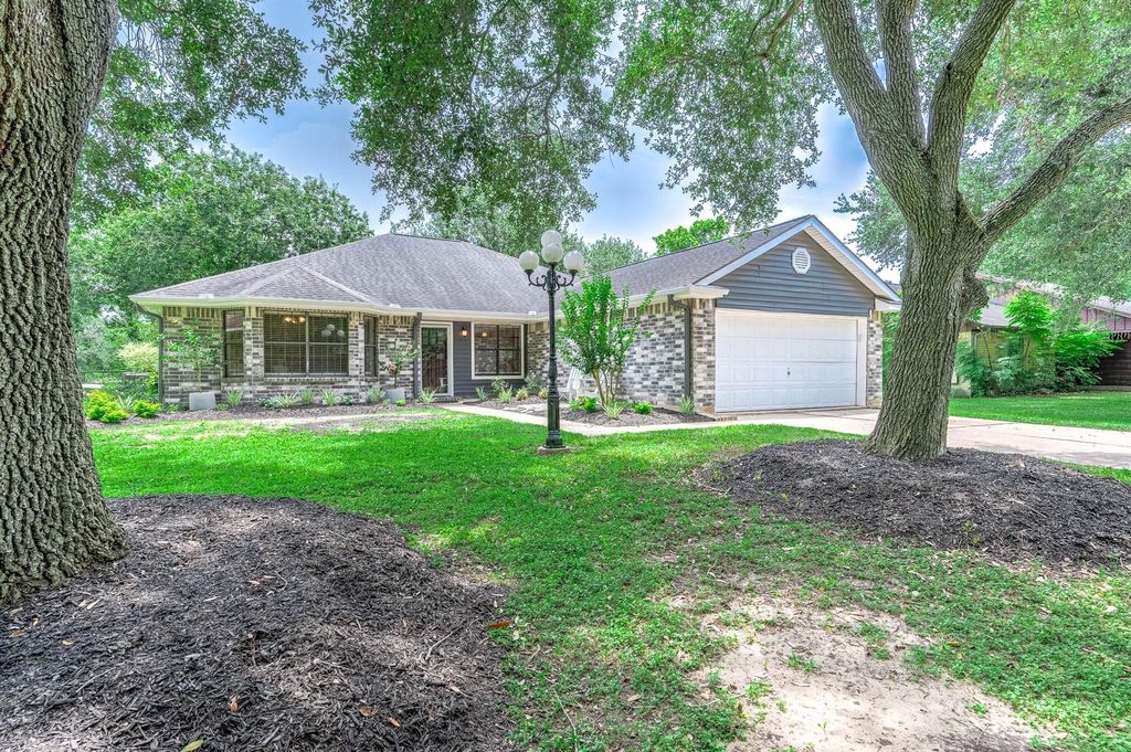 3875 Larkspur Street, Alvin, TX 77511