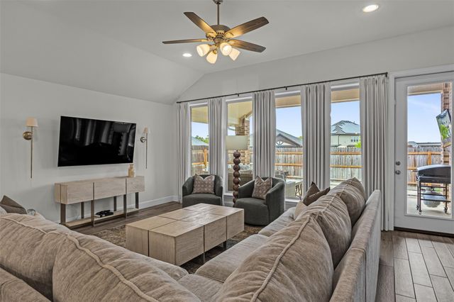 136 Lenera DR, Liberty Hill, TX 78642