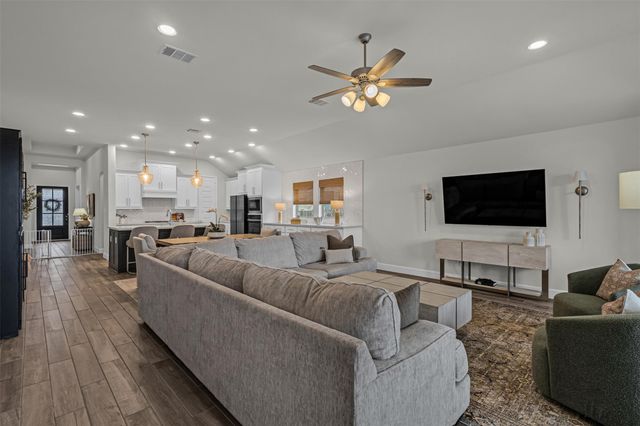 136 Lenera DR, Liberty Hill, TX 78642