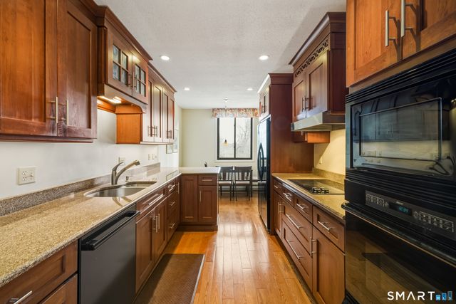 791 Prospect Avenue 17, West Hartford, CT 06105