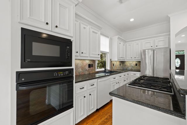 948 Ashland Street, Houston, TX 77008