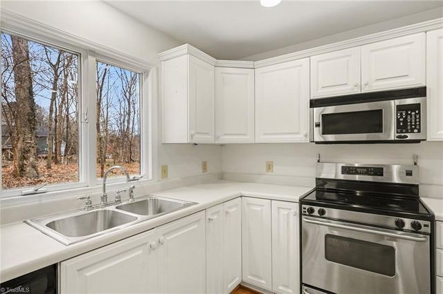 1711 Hanging Valley Court, Kernersville, NC 27284