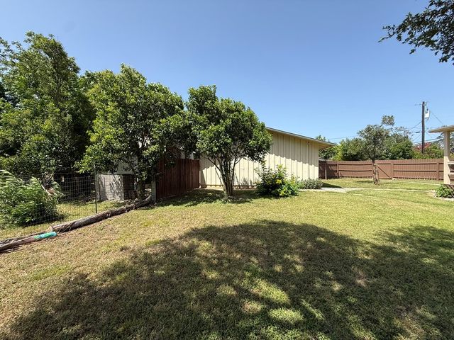 516 Harper Rd, Kerrville, TX 78028