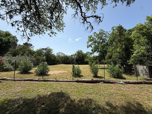 516 Harper Rd, Kerrville, TX 78028