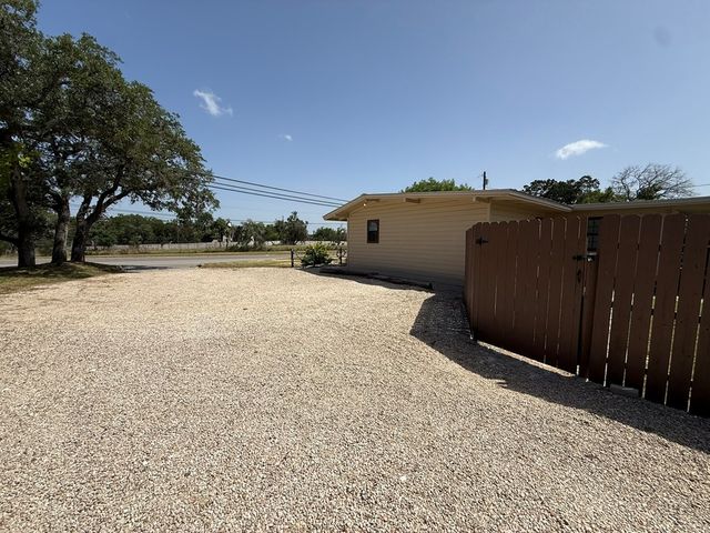516 Harper Rd, Kerrville, TX 78028