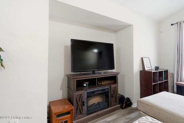 6103 Maravian Dr, Louisville, KY 40258