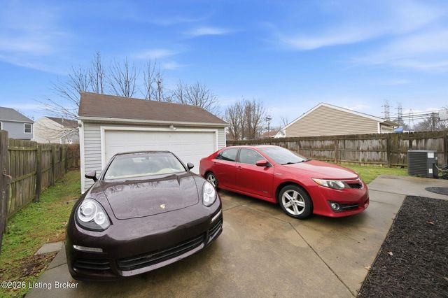 6103 Maravian Dr, Louisville, KY 40258